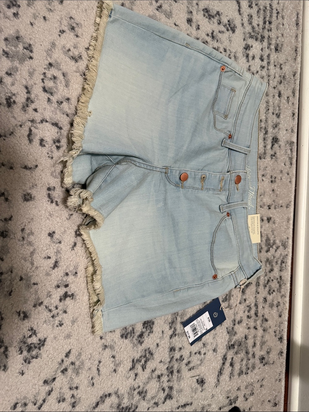 Universal Thread Light Wash Denim Frayed-Hem Women’s Shorts. Size 8 4” inseam